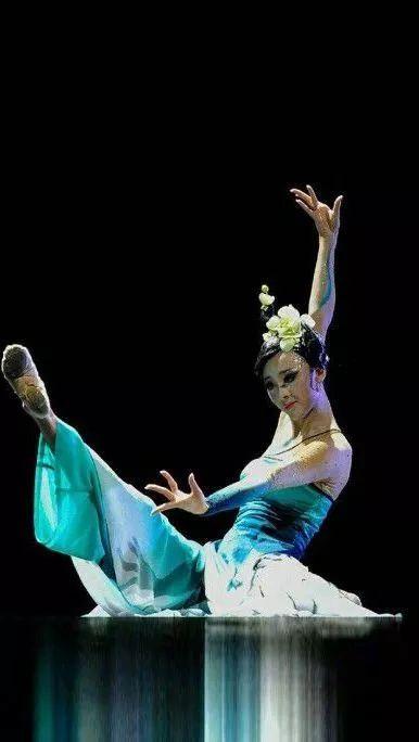 舞蹈风暴颜值美女王念慈从小就是大长腿的桃李杯选手