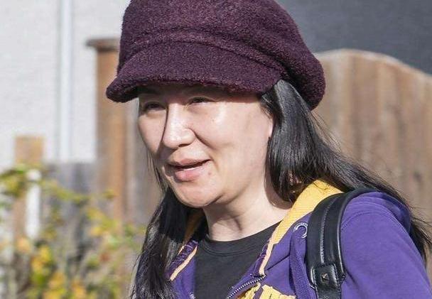 48岁孟晚舟婚姻幸福，二婚嫁小3岁帅老公，国外563天陪伴不离不弃