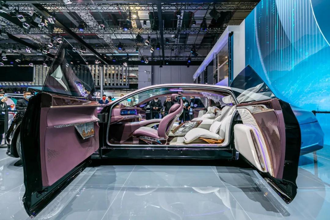 新红旗l-concept概念车在车展上亮相的新红旗l-concept概念车,是引领