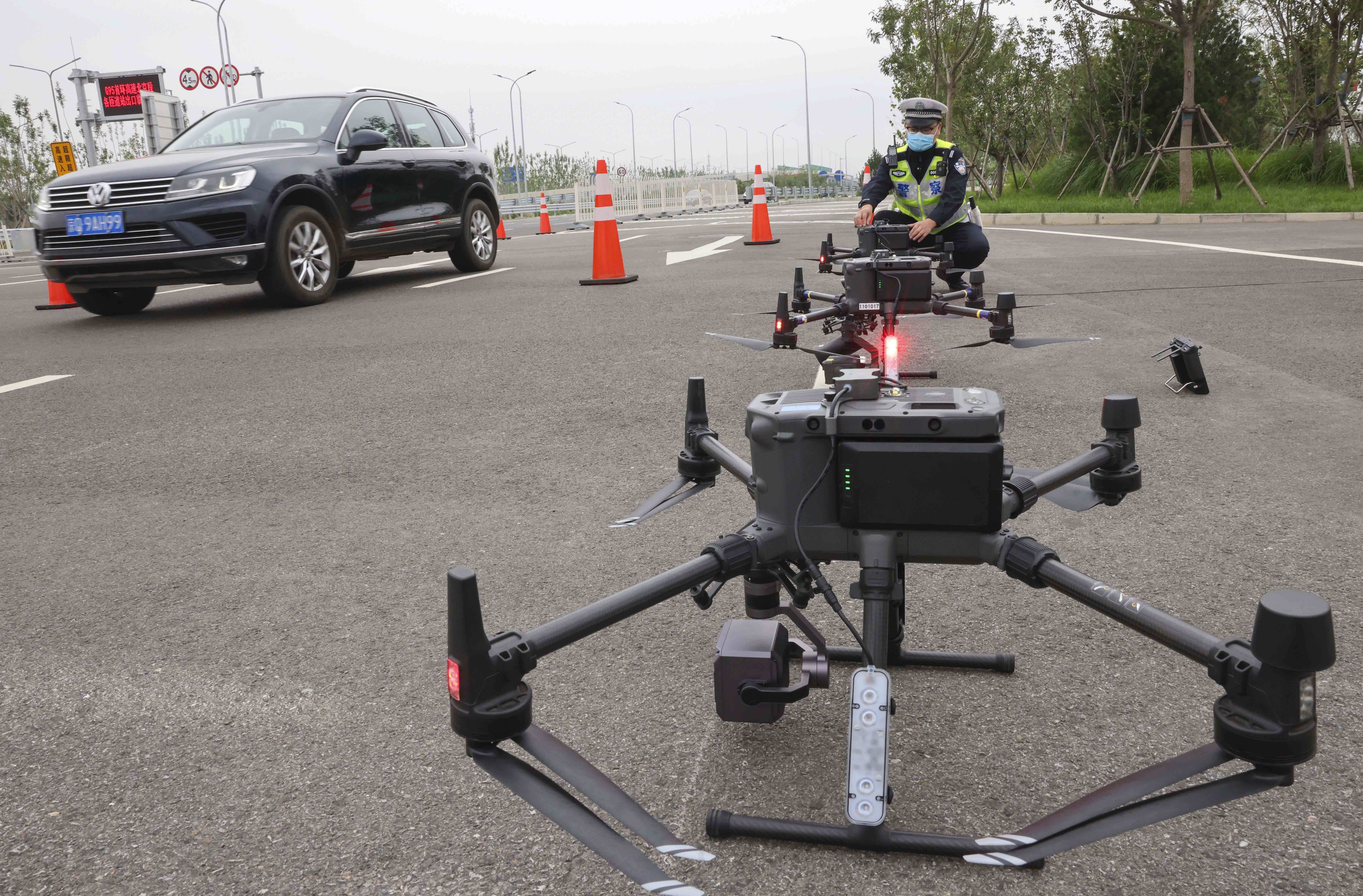 北京交警启用无人机参与交通执勤