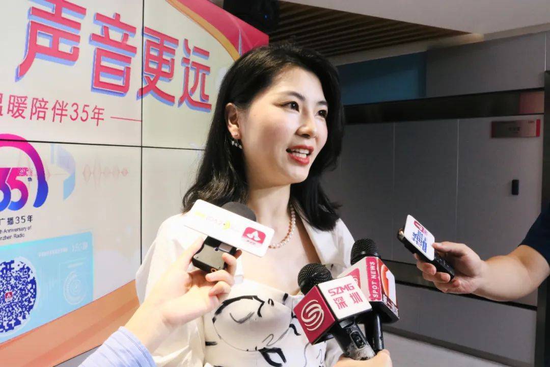 而在交通广播成长起来的主持人瞿芳,工作中的很多个"第一次"都与深圳