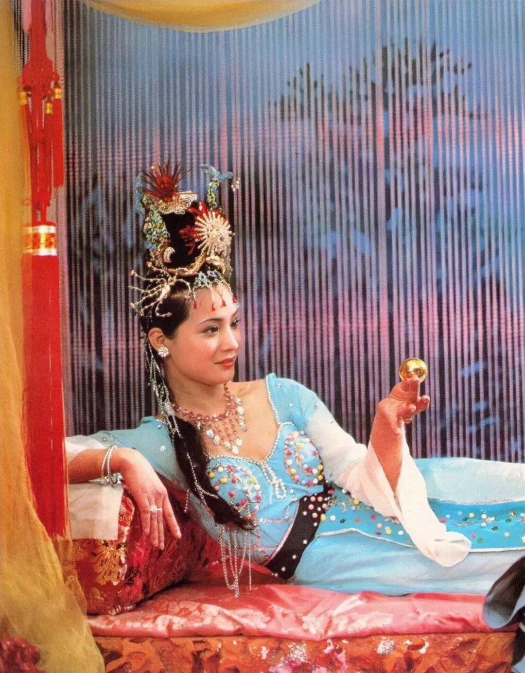 6版的《西游记》美女如云，其中张青饰演的万圣公主更被观众记到了现在。看剧的时候，很多观众疑惑，为何万