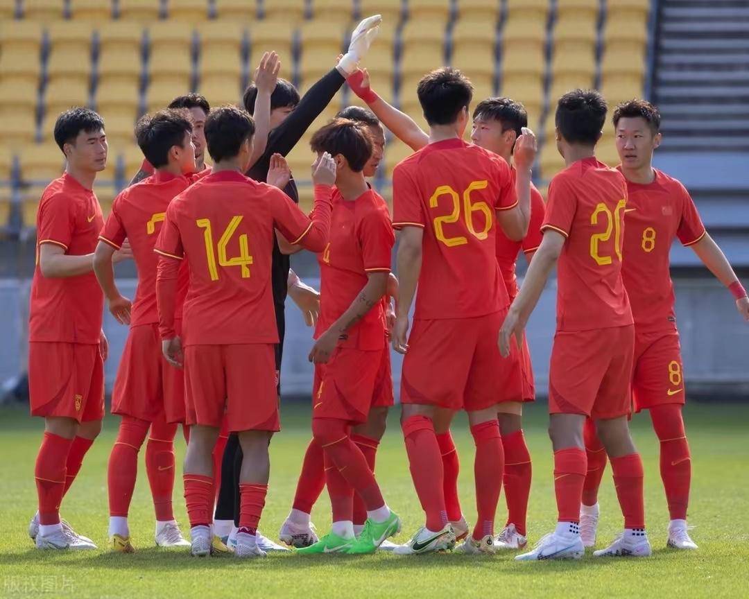 中国男足对阵泰国：主教练赞泰国进步迅速，反思中国足球的困境