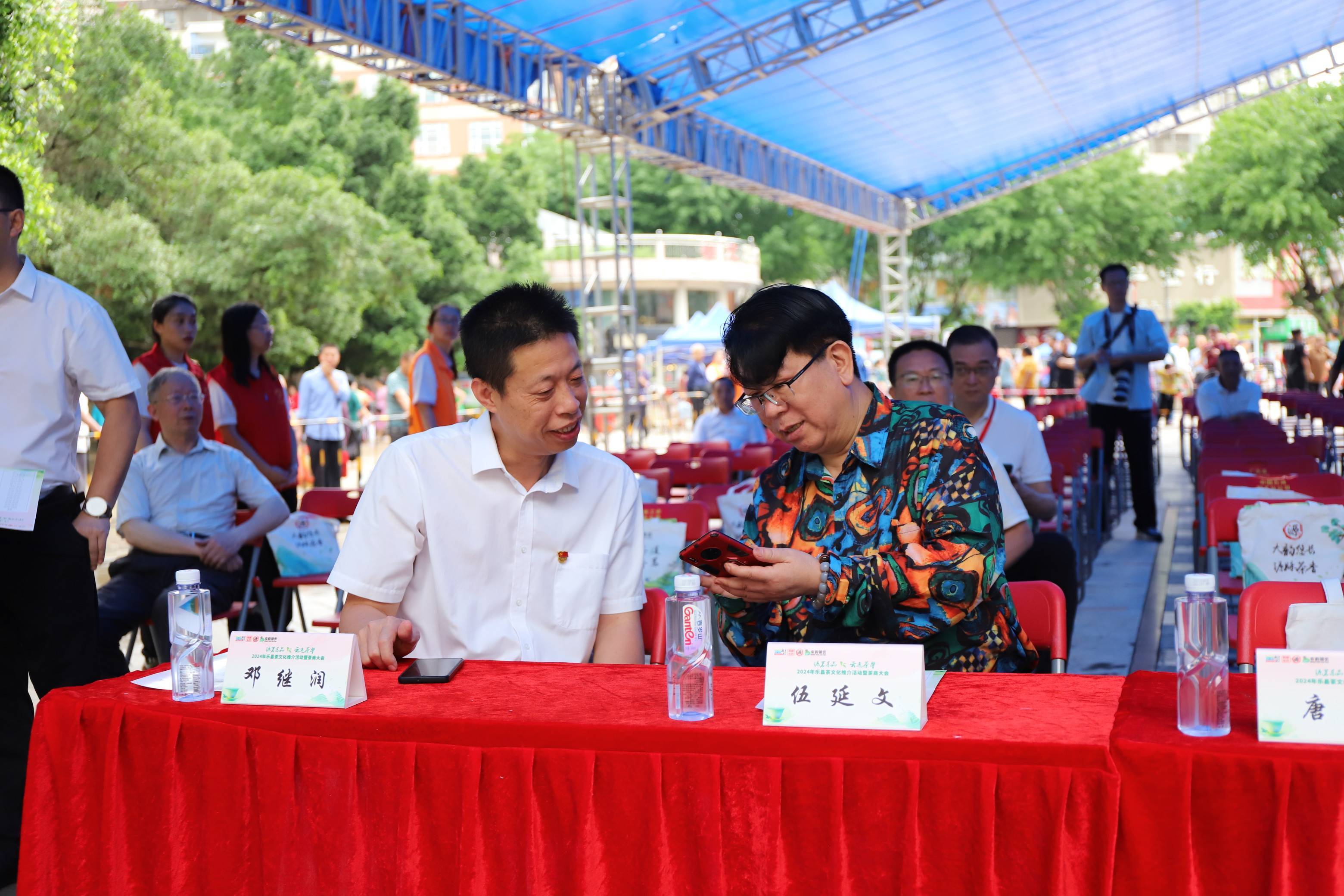 中国意念能量艺术创始人伍延文受邀为乐昌茶商活动现场题字
