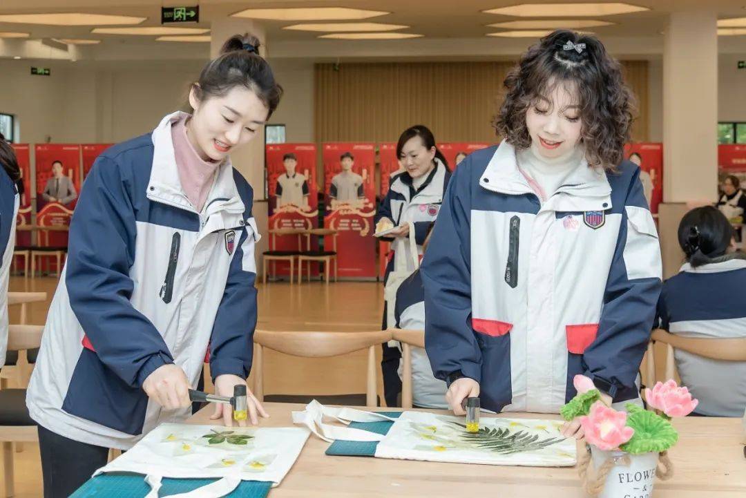 致敬特别的她!走近新川外国语学校保健&宿管部的三八节温情之旅! 致敬特别的她!走近新川外国语学校保健&宿管部的三八节温情之旅!
