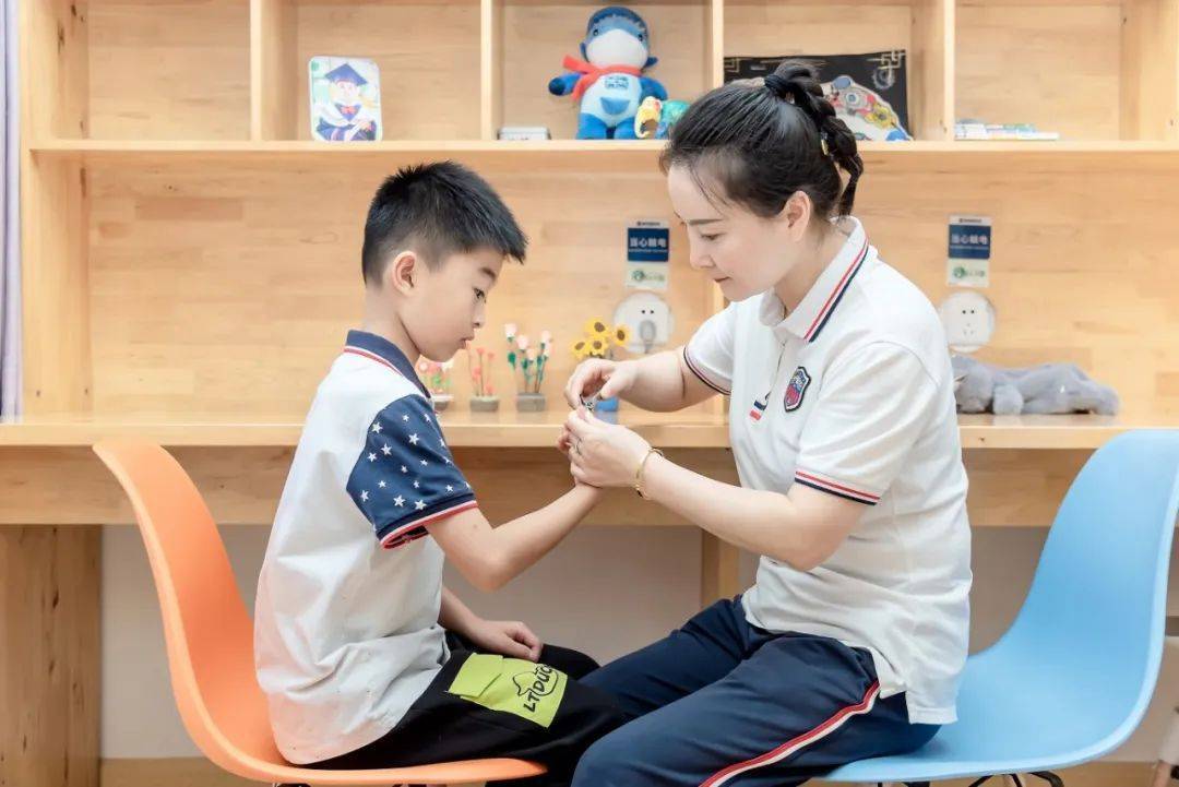 致敬特别的她!走近新川外国语学校保健&宿管部的三八节温情之旅! 致敬特别的她!走近新川外国语学校保健&宿管部的三八节温情之旅!