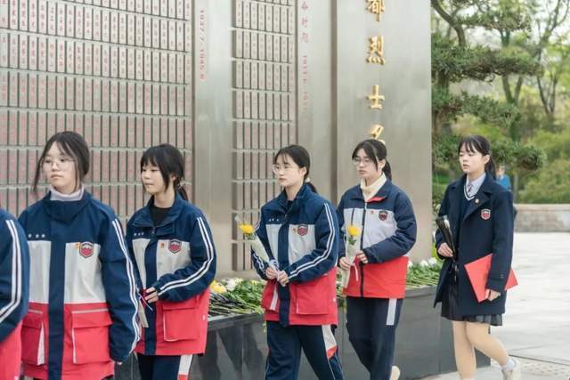 新川外国语师生赴成都市烈士陵园,缅怀先烈志,共铸中华魂! 新川外国语师生赴成都市烈士陵园,缅怀先烈志,共铸中华魂!