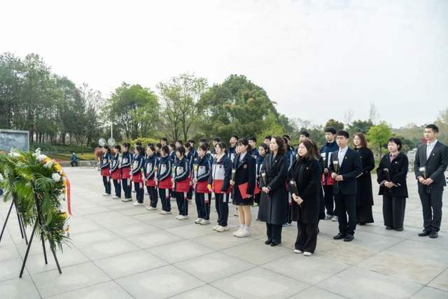 新川外国语师生赴成都市烈士陵园,缅怀先烈志,共铸中华魂! 新川外国语师生赴成都市烈士陵园,缅怀先烈志,共铸中华魂!