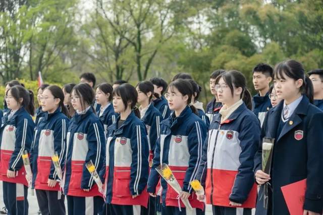 新川外国语师生赴成都市烈士陵园,缅怀先烈志,共铸中华魂! 新川外国语师生赴成都市烈士陵园,缅怀先烈志,共铸中华魂!