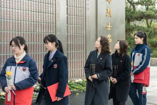 新川外国语师生赴成都市烈士陵园,缅怀先烈志,共铸中华魂! 新川外国语师生赴成都市烈士陵园,缅怀先烈志,共铸中华魂!