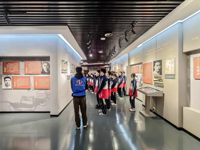 新川外国语师生赴成都市烈士陵园,缅怀先烈志,共铸中华魂! 新川外国语师生赴成都市烈士陵园,缅怀先烈志,共铸中华魂!