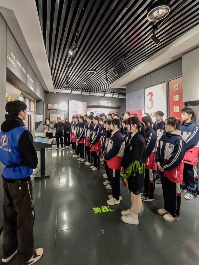 新川外国语师生赴成都市烈士陵园,缅怀先烈志,共铸中华魂! 新川外国语师生赴成都市烈士陵园,缅怀先烈志,共铸中华魂!