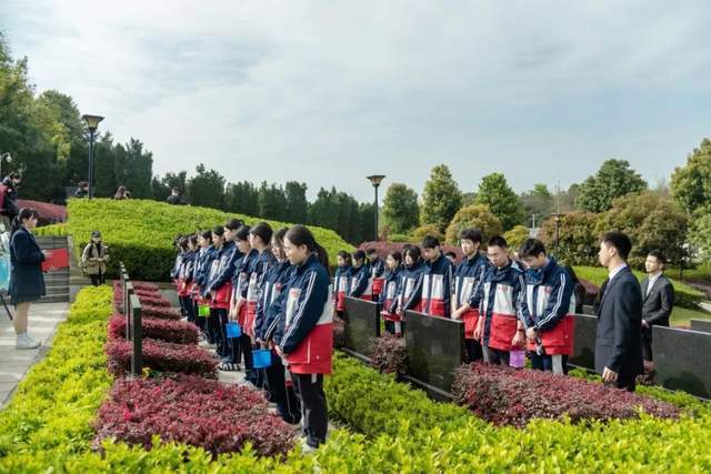 新川外国语师生赴成都市烈士陵园,缅怀先烈志,共铸中华魂! 新川外国语师生赴成都市烈士陵园,缅怀先烈志,共铸中华魂!