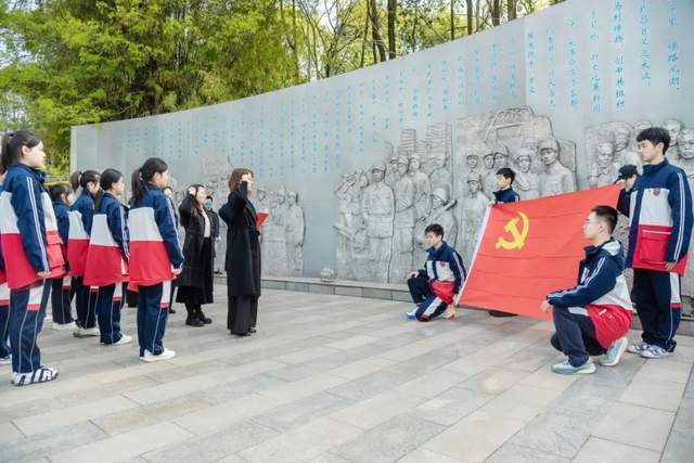 新川外国语师生赴成都市烈士陵园,缅怀先烈志,共铸中华魂! 新川外国语师生赴成都市烈士陵园,缅怀先烈志,共铸中华魂!