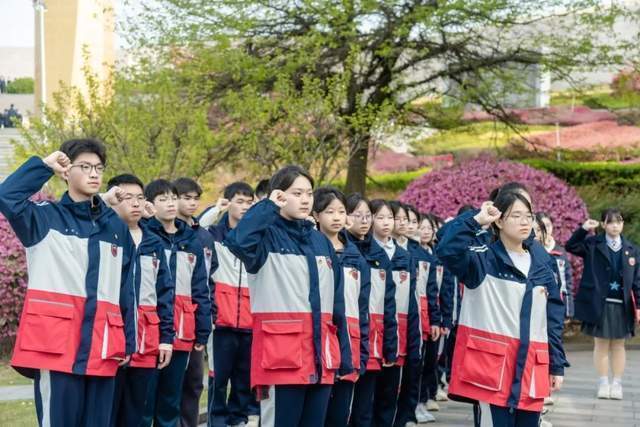 新川外国语师生赴成都市烈士陵园,缅怀先烈志,共铸中华魂! 新川外国语师生赴成都市烈士陵园,缅怀先烈志,共铸中华魂!