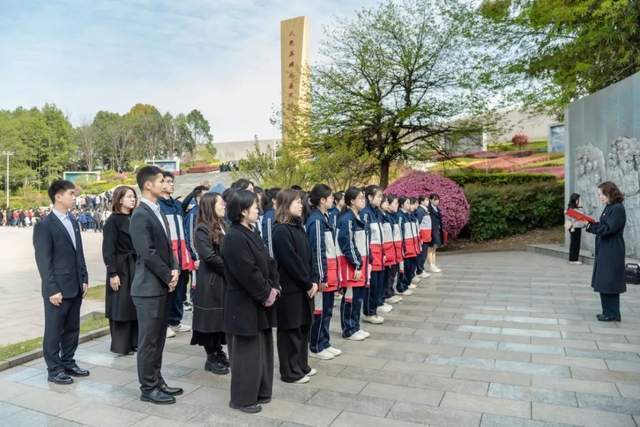 新川外国语师生赴成都市烈士陵园,缅怀先烈志,共铸中华魂! 新川外国语师生赴成都市烈士陵园,缅怀先烈志,共铸中华魂!