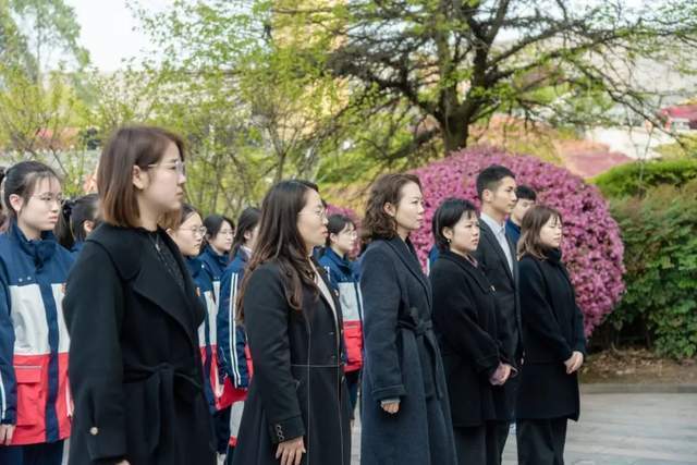 新川外国语师生赴成都市烈士陵园,缅怀先烈志,共铸中华魂! 新川外国语师生赴成都市烈士陵园,缅怀先烈志,共铸中华魂!