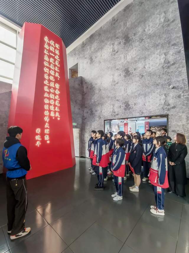 新川外国语师生赴成都市烈士陵园,缅怀先烈志,共铸中华魂! 新川外国语师生赴成都市烈士陵园,缅怀先烈志,共铸中华魂!