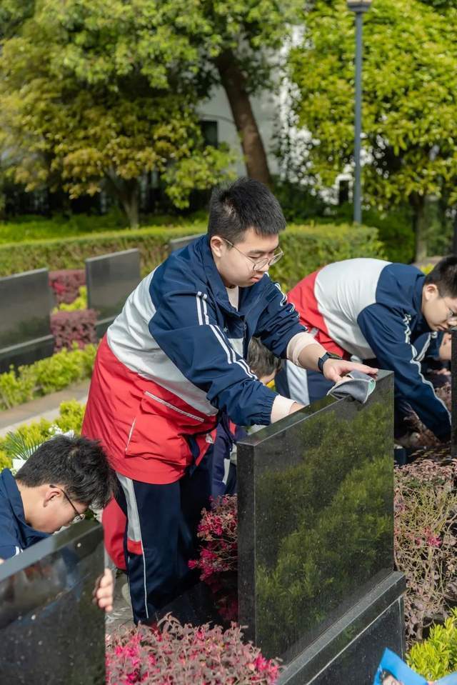 新川外国语师生赴成都市烈士陵园,缅怀先烈志,共铸中华魂! 新川外国语师生赴成都市烈士陵园,缅怀先烈志,共铸中华魂!