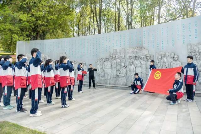 新川外国语师生赴成都市烈士陵园,缅怀先烈志,共铸中华魂! 新川外国语师生赴成都市烈士陵园,缅怀先烈志,共铸中华魂!