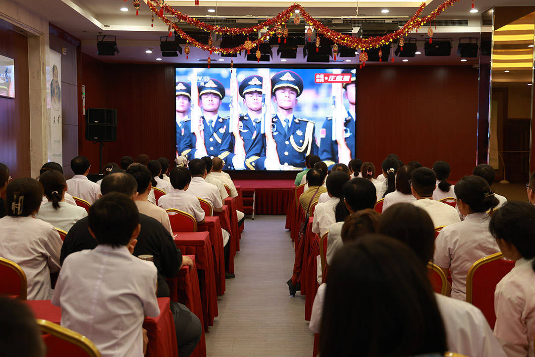 运城安国医院组织集中收看阅兵盛典，弘扬抗战精神