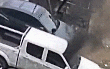 【湖南】男孩扔烟花引燃车辆 大火致附近3台车辆受损