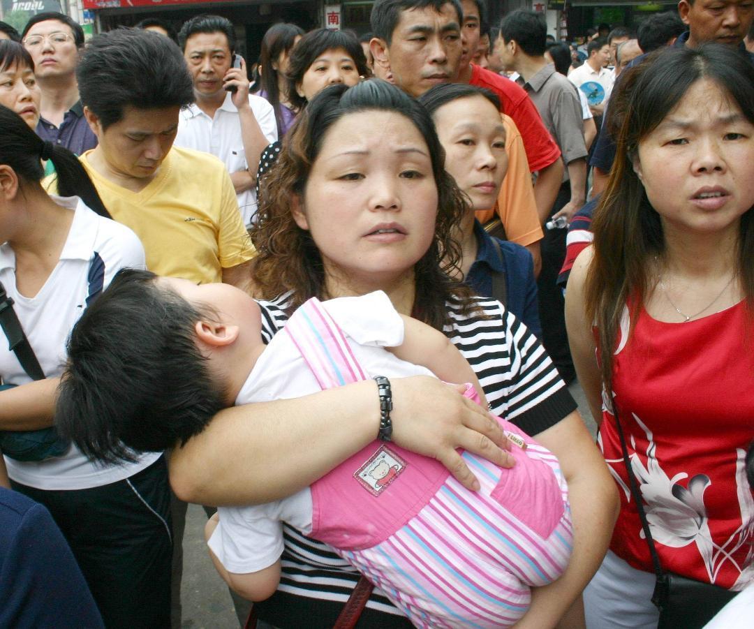 2-9：怀抱孩子守望侄女的姨妈。记者王益群摄.JPG