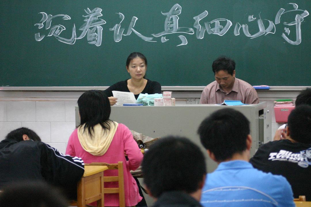 8：高考探营的考生提前进入考场预习。记者王益群实习生陈康摄.JPG