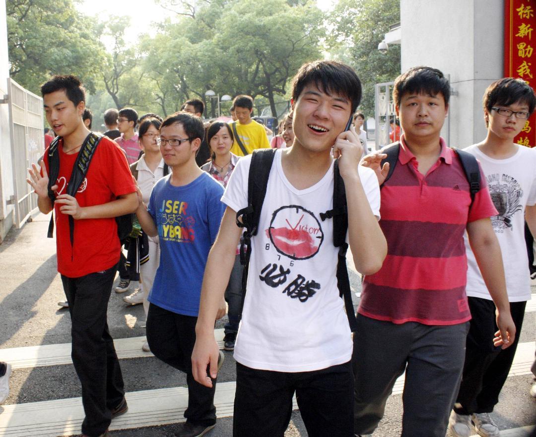 8-1：走出考场的学生开心地向父母报捷。记者王益群摄.JPG