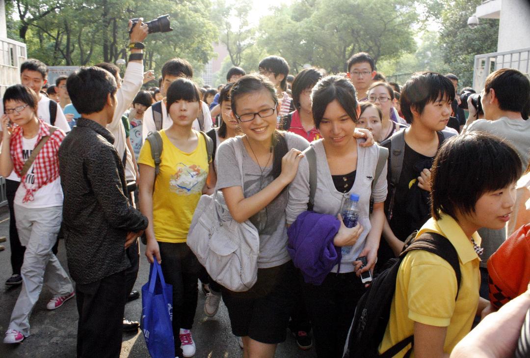 8：考生们镇定喜悦地走出考场。记者王益群摄.JPG