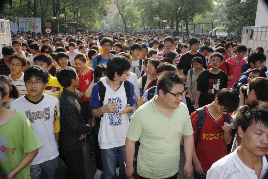 8-2：考生们镇定喜悦地走出考场。记者王益群摄.JPG