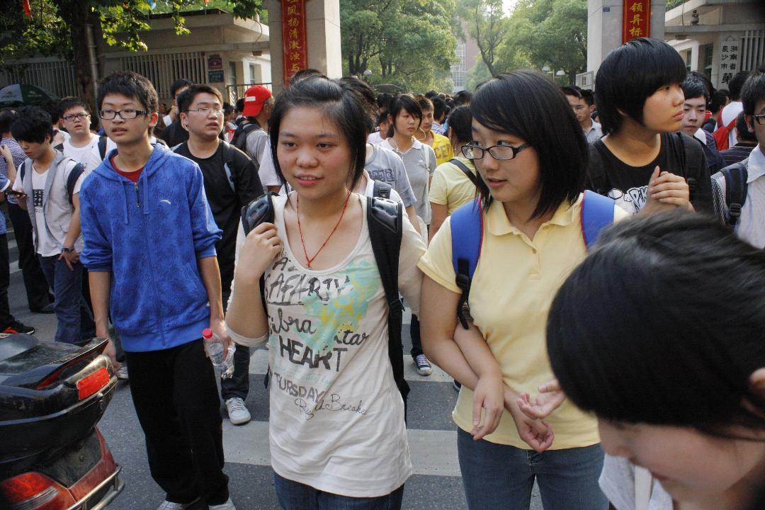 8-4：考生们镇定喜悦地走出考场。记者王益群摄.JPG