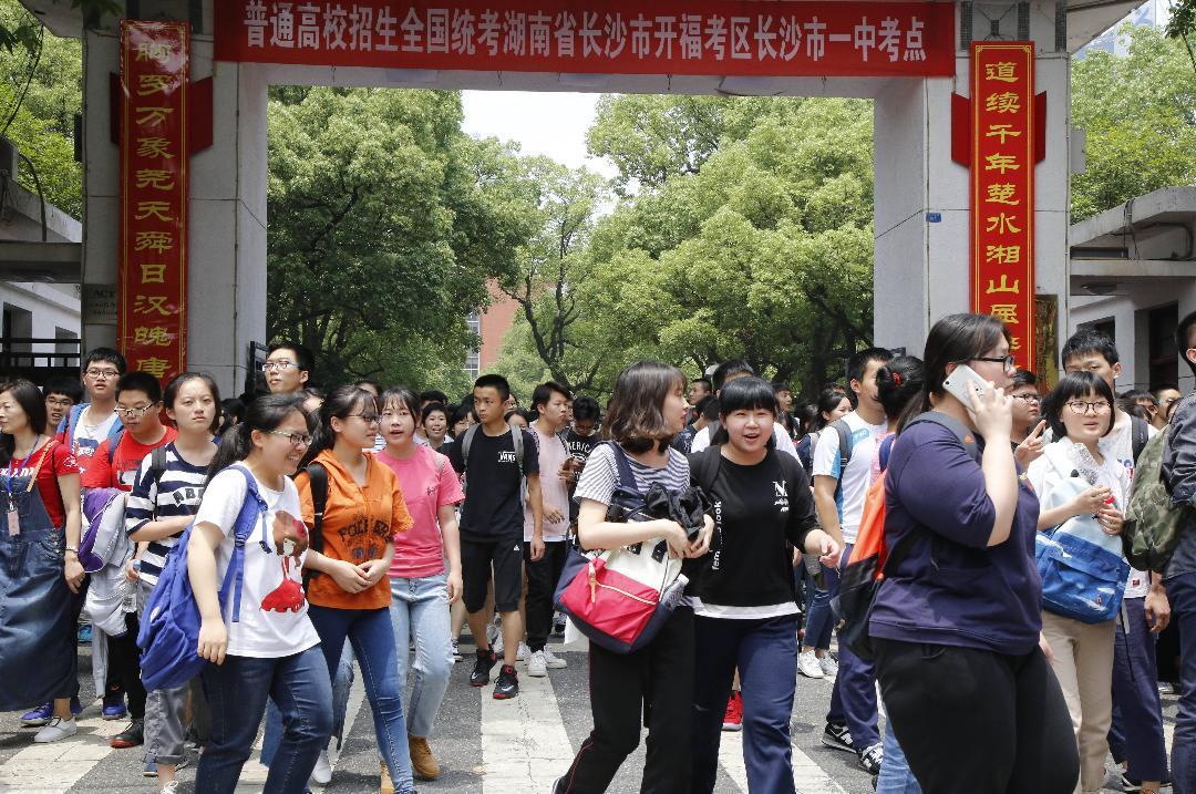 长沙市一中考生轻松走出考场。  首席记者  王益群 摄.JPG